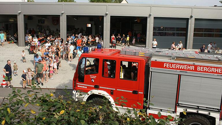 Der Renner waren am Sonntag die Fahrten in den Feuerwehrfahrzeugen, wozu sich die potenziellen Nachwuchsfeuerwehrleute auch diszipliniert in die Warteschlange einreihten.