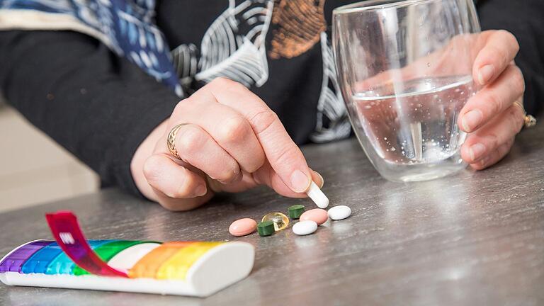 Bei Demenz ist häufig eine Kombination aus medikamentöser Behandlung und Gedächtnistrainings sinnvoll. Bei Demenz ist häufig eine Kombination aus medikamentöser Behandlung und Gedächtnistrainings sinnvoll.