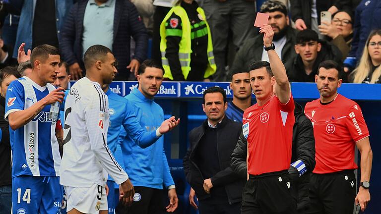 CD Alaves - Real Madrid - Trotz Rot für Mbappé siegte Real 1:0 in der spanischen Liga. CD Alaves - Real Madrid - Trotz Rot für Mbappé siegte Real 1:0 in der spanischen Liga.