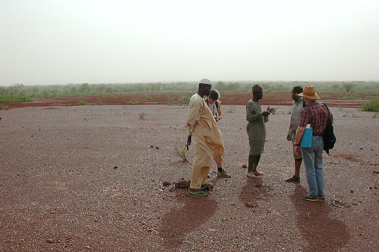 Auf kargem Wüstenboden: Würzburger Forscher im Gespräch mit Bauern und Landwirtschaftsexperten in Burkina Faso. Auf kargem Wüstenboden: Würzburger Forscher im Gespräch mit Bauern und Landwirtschaftsexperten in Burkina Faso.