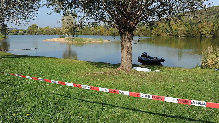 Vor über zehn Jahren wurden im Erlabrunner Badesee (Lkr. Würzburg) Leichenteile gefunden. Noch während die Ermittler vor Ort sind, gibt es Meldungen von einer zweiten Leiche. Ob der Fall aufgeklärt werden konnte, erfahren Sie im neuen Podcast 'Mordsgespräche'.