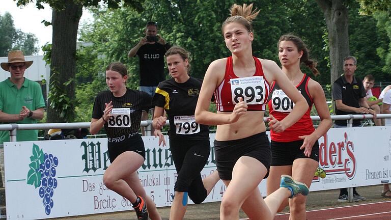 Emilia Zeitz (vorne, Startnummer 893) aus Bad Königshofen war im Sprint der Schülerinnen W14 eine Klasse für sich und holte sich den Titel.