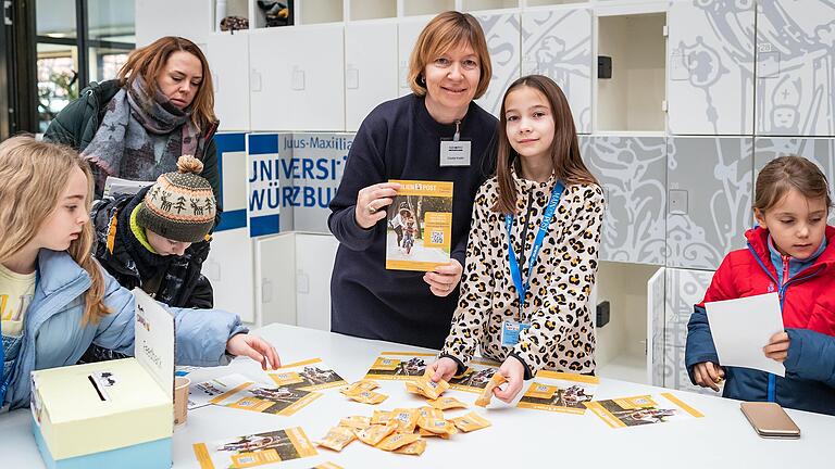 Bei der Kinderuni wurde auch die 'Familien-Post', der neue Newsletter der Main-Post für Familien, von Redakteurin Claudia Kneifel und ihrer Tochter Jade vorgestellt. Diesen Newsletter, in dem auch über die Kinderuni berichtet wird, kann man unter www.mainpost.de/newsletter abonnieren. Bei der Kinderuni wurde auch die 'Familien-Post', der neue Newsletter der Main-Post für Familien, von Redakteurin Claudia Kneifel und ihrer Tochter Jade vorgestellt. Diesen Newsletter, in dem auch über die Kinderuni berichtet wird, kann man unter www.mainpost.de/newsletter abonnieren. 