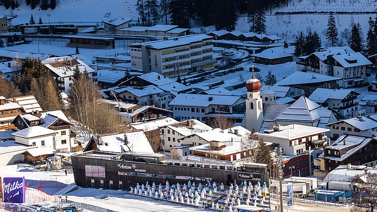 St. Anton.jpg       -  St. Anton am Arlberg liegt mitten im größten Skigebiet Österreichs. Der Ort ist besonders aufgrund seines Aprés Ski-Angebots beliebt bei jungen Reisenden.