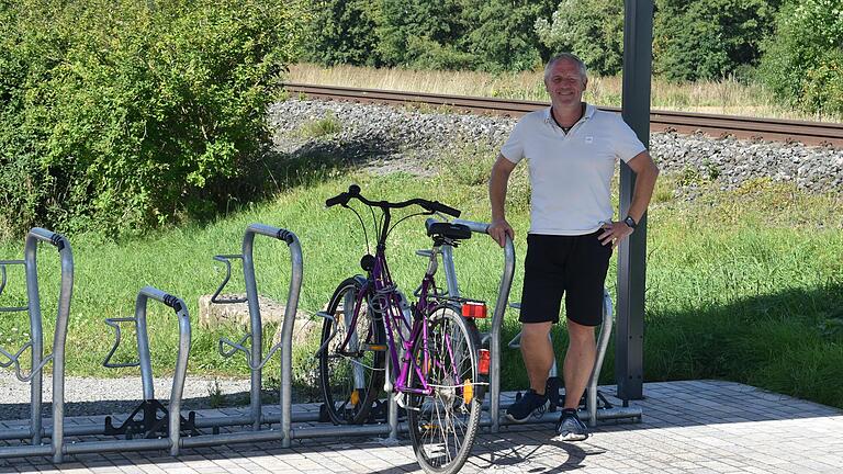 Bürgermeister Marco Heinickel (das Rad im Ständer ist nicht seines) freut sich über die neuen Fahrradständer am Bahnhof in Burglauer. Auch auf das neue Beschilderungskonzept ist er stolz. Bürgermeister Marco Heinickel (das Rad im Ständer ist nicht seines) freut sich über die neuen Fahrradständer am Bahnhof in Burglauer. Auch auf das neue Beschilderungskonzept ist er stolz. 