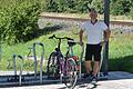 Bürgermeister Marco Heinickel (das Rad im Ständer ist nicht seines) freut sich über die neuen Fahrradständer am Bahnhof in Burglauer. Auch auf das neue Beschilderungskonzept ist er stolz.&nbsp;