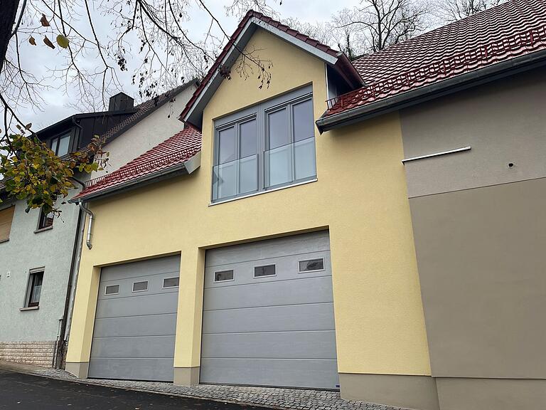 Die jetzige geräumige Doppelgarage war früher eine Scheune. Während des Bauprojekts wurde festgestellt, dass das benachbarte Haus auf der linken Seite kein richtiges Fundament hatte.