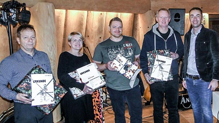 Die Geehrten (von links): Ulf Kimmelmann, Kerstin Schneider, Daniel Gross, Frank Schacht und Geschäftsführer Markus Beckert. Die Geehrten (von links): Ulf Kimmelmann, Kerstin Schneider, Daniel Gross, Frank Schacht und Geschäftsführer Markus Beckert.