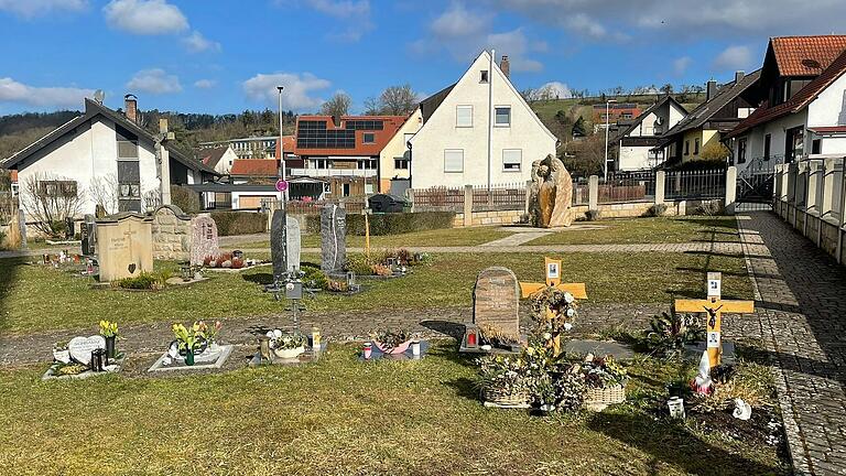 In Stettfeld gibt es auch Urnengräber (im Vordergrund) und dahinter das Urnenfeld mit dem Denkmal.