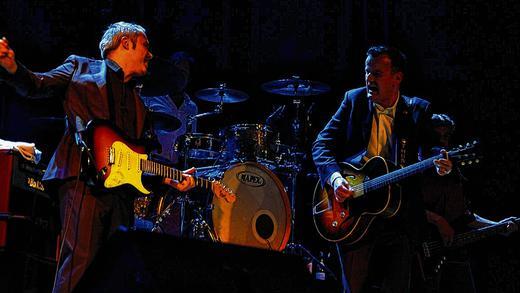 Sie rockten den Regentenbau: Marco Jencarelli (links), Philipp Fankhauser (Mitte) mit Band beim Kissinger Winterzauber. Rechts im Hintergrund Angus Thomas am Bass.