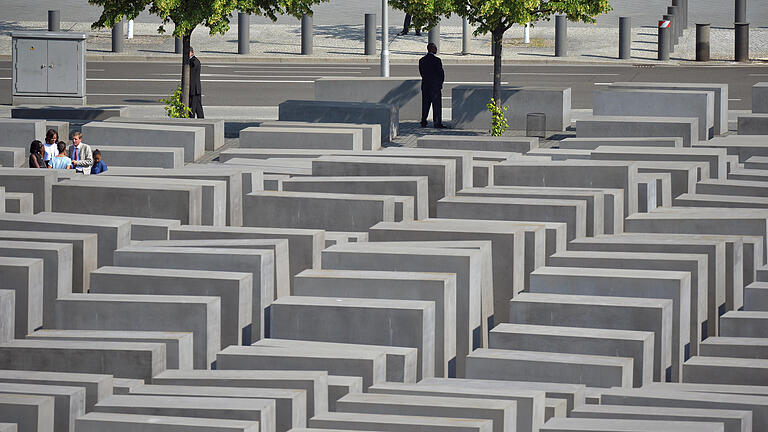 Obama in Berlin - Das Holocaust-Mahnmal in Berlin wurde 2005 fertig. Obama in Berlin - Das Holocaust-Mahnmal in Berlin wurde 2005 fertig.