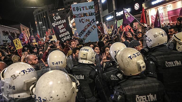 TURKEY-WOMEN'S DAY-8MARCH-RIGHTS - Der türkische Staat setzt oft Polizei ein, um Kritik zu unterdrücken. Das Bild entstand bei einer Demo in Istanbul. TURKEY-WOMEN'S DAY-8MARCH-RIGHTS - Der türkische Staat setzt oft Polizei ein, um Kritik zu unterdrücken. Das Bild entstand bei einer Demo in Istanbul.