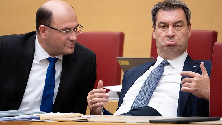 Muss seinen Worten Taten folgen lassen, auch wenn die Steuereinnahmen nicht mehr so üppig sprudeln: Ministerpräsident Markus Söder (CSU, rechts) mit Finanzminister Albert Füracker (CSU).