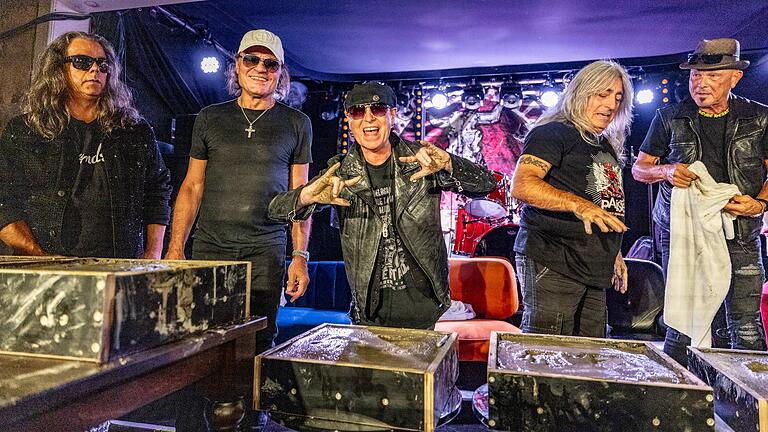 Scorpions und Doro verewigen sich       -  Als erstes waren die Scorpions und Doro Pesch an der Reihe.