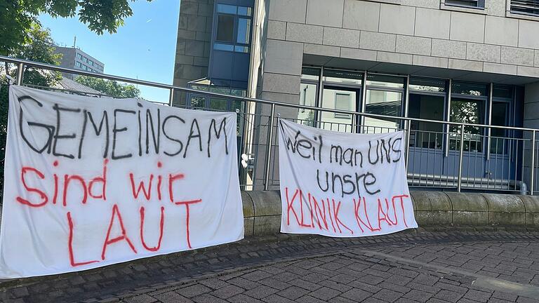 Protest-Transparente am Krankenhaus St. Josef in Schweinfurt. Am 13. August gab es eine Sondersitzung des Ferienausschusses zum Thema.