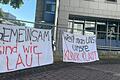 Protest-Transparente am Krankenhaus St. Josef in Schweinfurt. Am 13. August gab es eine Sondersitzung des Ferienausschusses zum Thema.