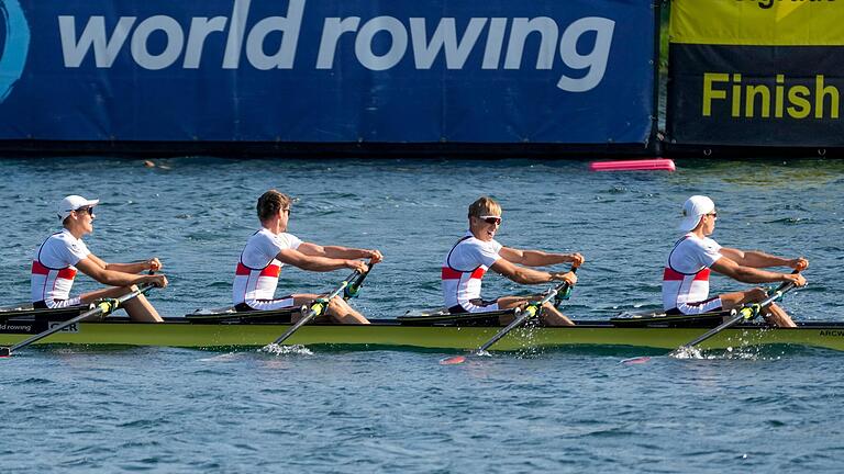 Die Würzburger Ruderer Fabio Kress (Zweiter von rechts) und Joachim Agne (links) haben bei der Ruder-Weltmeisterschaft in Kanada die Bronze-Medaille gewonnen. Hier sind sie zu sehen bei der WM in Belgrad 2023 mit Simon Klüter (Zweiter von links) und Max von Bülow (rechts).