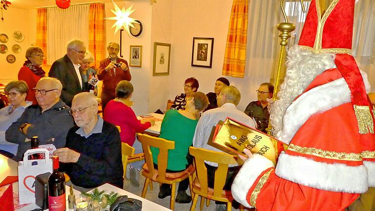 Der Nikolaus liest aus dem Goldenen Buch Lob und viele Ereignisse vor. Der Nikolaus liest aus dem Goldenen Buch Lob und viele Ereignisse vor.