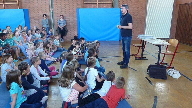 Grundschüler lauschten den Worten des Kinderbuch-Autors Josef Kollers.