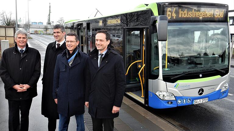 In wenigen Minuten vom Hauptbahnhof zu den Arbeitsplätzen im Süden fährt der 'Industriebus', den ZF-Standortleiter Hans-Jürgen Schneider (Bild von links), Stadtwerke-Geschäftsführer Thomas Kästner, OB Sebastian Remelé und Landrat Florian Töpper beim Pressegespräch vorstellten.