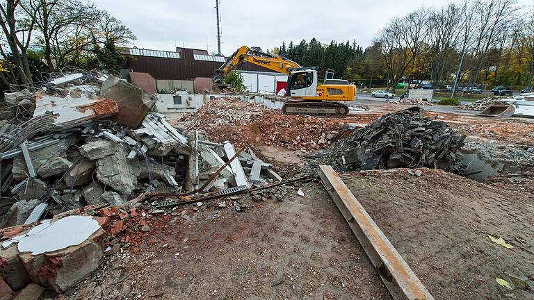 Wichtiges Bauprojekt in Schweinfurt: Im Bild das abgerissene Autohaus Wending in der Mainberger Straße, wo künftig ein neues Parkhaus entstehen soll.