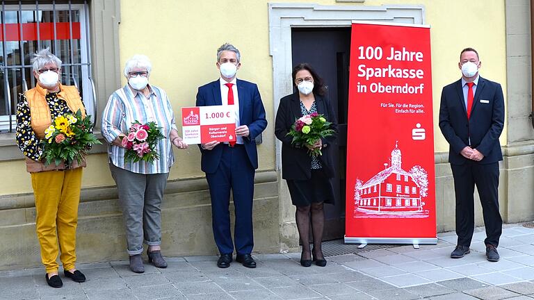 100 Jahre Sparkasse in Oberndorf: Rita Kirst&nbsp;(von links):&nbsp;2. Vorsitzende Bürger- und Kulturverein Oberndorf, Marianne Prowald, Vorsitzende Bürger- und Kulturverein Oberndorf, Vorstandsvorsitzender Peter Schleich, Bürgermeisterin Ayfer Reth-Schulte und&nbsp; Filialleiter Thomas Donath.