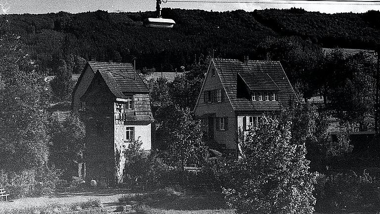 Der Wombacher Dorfplatz mit später abgerissenem Trafohäuschen in den 1950er/1960er Jahren. Der Wombacher Dorfplatz mit später abgerissenem Trafohäuschen in den 1950er/1960er Jahren.