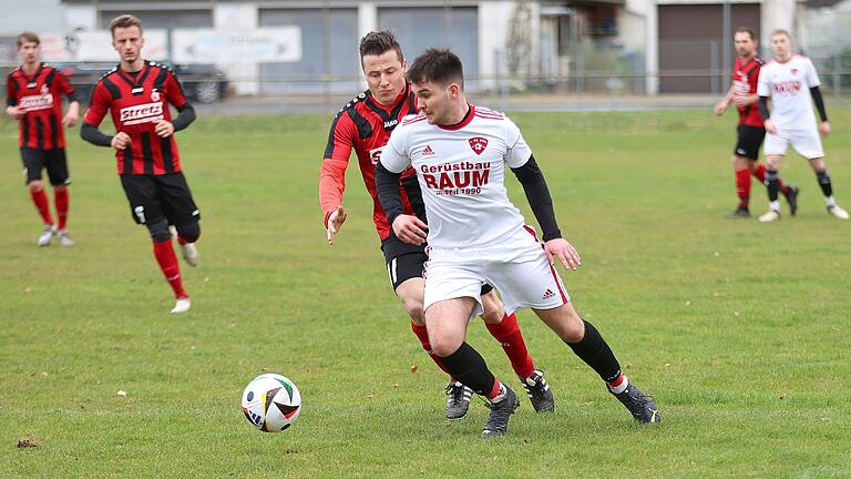 Dank einer kämpferisch starken Vorstellung und dem Torriecher von Daniel Hümmer (hinten, im Zweikampf mit dem Zeiler Marco Swatschek) sichert sich der FC Neubrunn beim FC Zeil einen Zähler.