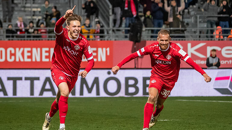 Die Würzburger Kickers gewinnen das letzte Heimspiel des Jahres.
Eine mittelmäßige Leistung reichte den Würzburger Kickers am Freitagabend gegen nun achtmal in Folge sieglose Burghausener zu einem 2:0-Erfolg in der Regionalliga Bayern.