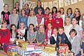 29 Pakete kamen für die Aktion &bdquo;Weihnachten im Schuhkarton&ldquo; in der Grundschule Brendlorenzen zusammen: Das Foto zeigt den Schulchor mit (hinten von links): Direktorin Gudrun Schuhmann, Fachlehrerin Michaela Hausmann und stellvertretende Direktorin Kristina Büsker.