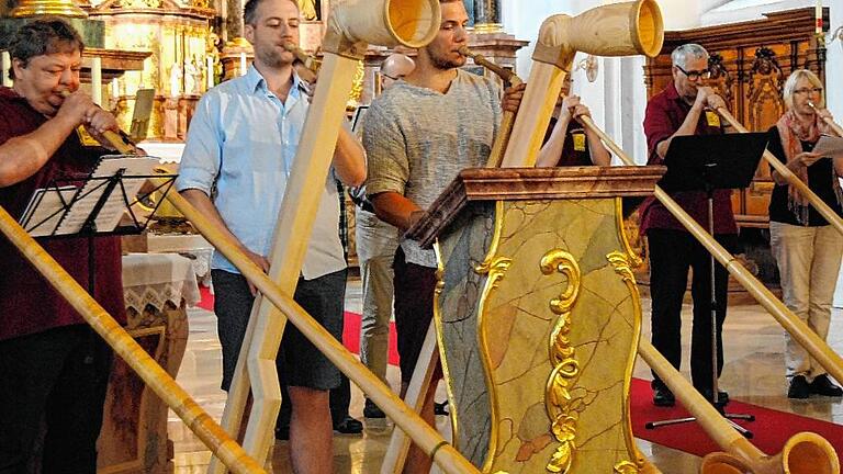 20 Alphörner und zwei Vogelhörner füllten die Klosterkirche mit sattem Klang.