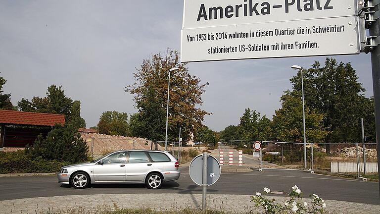 Der Platz hat schon einen Namen, der Park kommt später: Am Eingang von Askren Manor, vom Kennedy-Ring kommend, ist der Amerika-Platz, dem sich ein kleiner Park für das Wohngebiet anschließt.