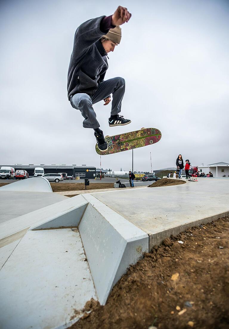 Simon Hager testet die London-Gap auf dem Knetzgauer Skate- und Bikepark.&nbsp;