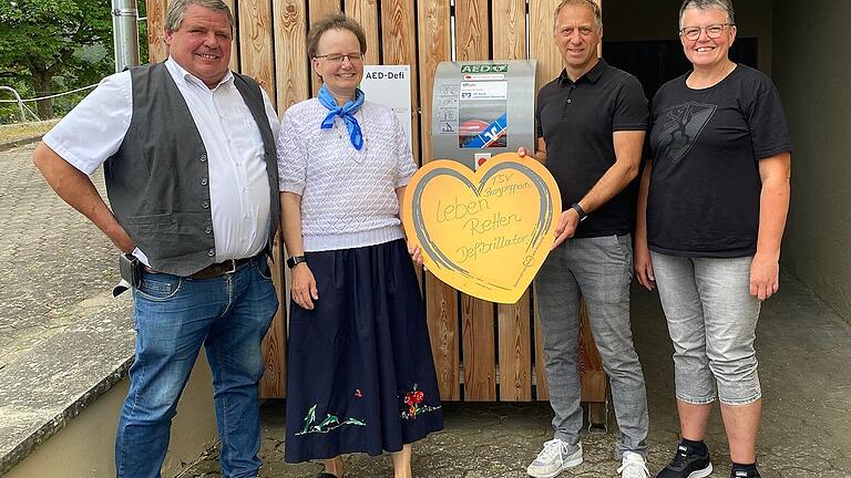 Ein Defibrillator für den TSV Burgpreppach: Im Bild (von links)&nbsp; Bürgermeister Hermann Niediek, Helga Pokjo-Müller von der Volksbank-Raiffeisenbank Lichtenfels-Ebern,&nbsp; Vorsitzender Michael Busch, zweite&nbsp; Vorsitzende Marion Schmidt.