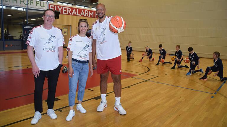 Jochen Freier und Magdalena Neuner freuen sich, dass die Kinder und Jugendlichen mit Spaß dabei sind, zum Beispiel beim Basketballtraining mit Alex King (rechts). Jochen Freier und Magdalena Neuner freuen sich, dass die Kinder und Jugendlichen mit Spaß dabei sind, zum Beispiel beim Basketballtraining mit Alex King (rechts).