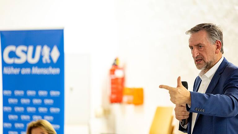 Als möglicher Kandidat für das Amt des kommenden Bundesagrarministers warb Günther Felßner dafür, fossilen Kohlenstoff durch 'grünen Kohlenstoff' zu ersetzen. Als möglicher Kandidat für das Amt des kommenden Bundesagrarministers warb Günther Felßner dafür, fossilen Kohlenstoff durch 'grünen Kohlenstoff' zu ersetzen.