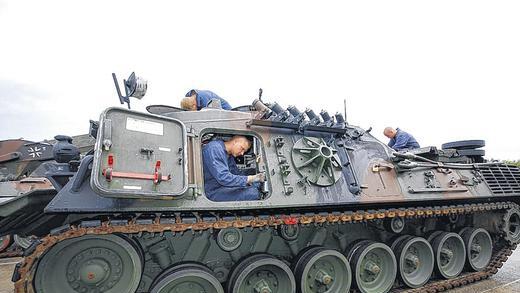 Einsatz am mächtigen Objekt: Die Soldaten des Instandsetzungsbataillons in der Mainfrankenkaserne in Volkach beim Reparieren eines Bergepanzers. Einsatz am mächtigen Objekt: Die Soldaten des Instandsetzungsbataillons in der Mainfrankenkaserne in Volkach beim Reparieren eines Bergepanzers.