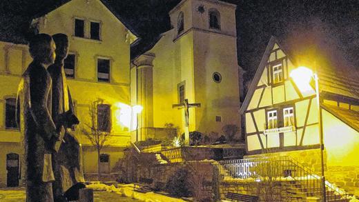 Hambachs goldene Mitte: Der Herrenbrunnen mit zwei Sozialpionieren, Schullehrer Valentin Gaßner und Pfarrer Adam Stupfel. Hambachs goldene Mitte: Der Herrenbrunnen mit zwei Sozialpionieren, Schullehrer Valentin Gaßner und Pfarrer Adam Stupfel.