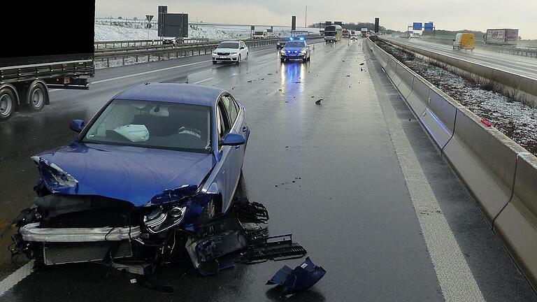 Der Audi kam auf der A 3 am Dienstag ins Schleudern und stieß heftig gegen die Leitplanke und die Betonwand. Der Audi kam auf der A 3 am Dienstag ins Schleudern und stieß heftig gegen die Leitplanke und die Betonwand.