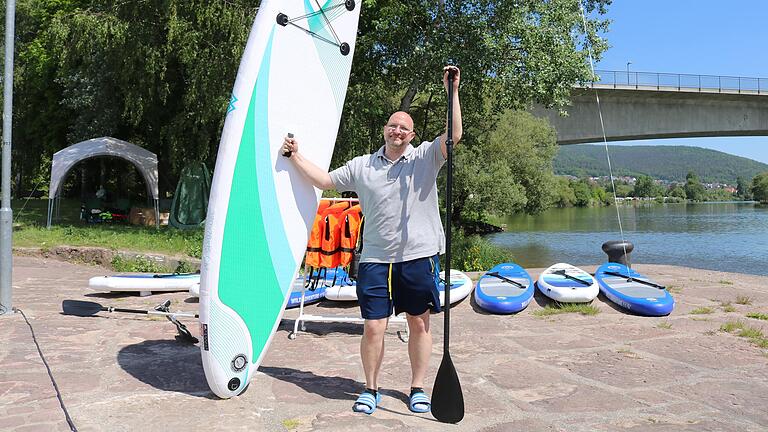 Andreas Leidlein, Betreiber der Soccer-Halle in Sackenbach und eines Waffelstands auf der Mainlände, hat sich mit einem Stand-up-Paddle-Verleih ein weiteres Standbein geschaffen. Andreas Leidlein, Betreiber der Soccer-Halle in Sackenbach und eines Waffelstands auf der Mainlände, hat sich mit einem Stand-up-Paddle-Verleih ein weiteres Standbein geschaffen.