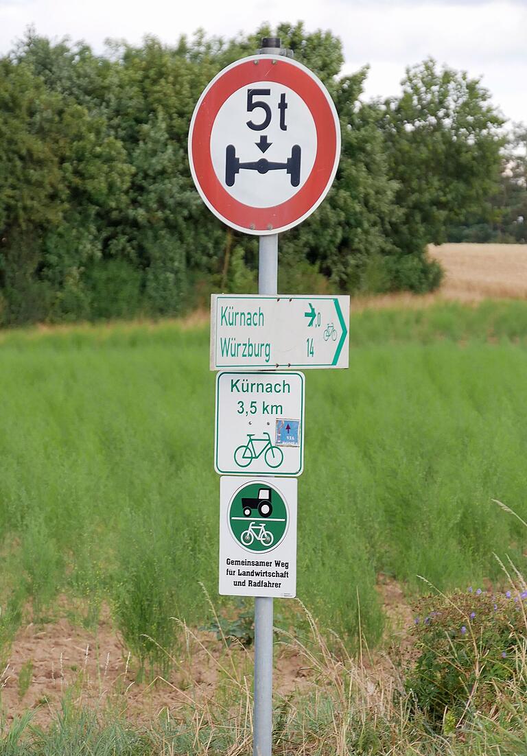 Ein viel befahrener Rad- und Wirtschaftsweg Richtung Kürnach und Würzburg zweigt von der Oberpleichfelder Straße (Wü 3) außerhalb des Ortschildes ab.