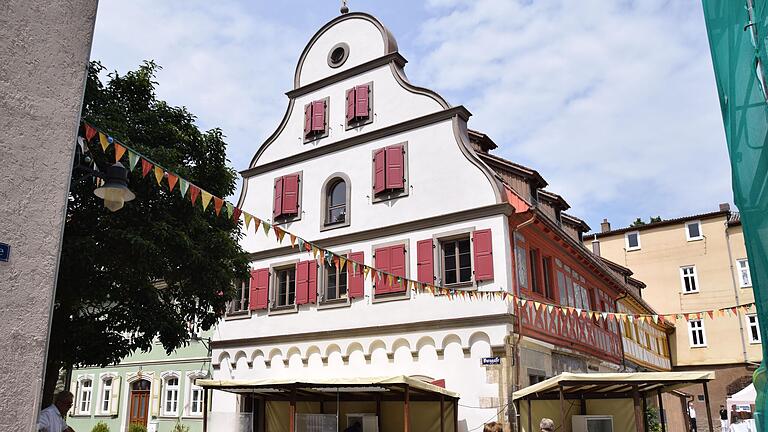 Das Bürgerhaus in Schweinfurt aus dem 16. Jahrhundert erstrahlt nach der Sanierung mit dem wiederaufgebauten Renaissance-Giebel und freigelegtem Fachwerk wieder im alten Glanz.