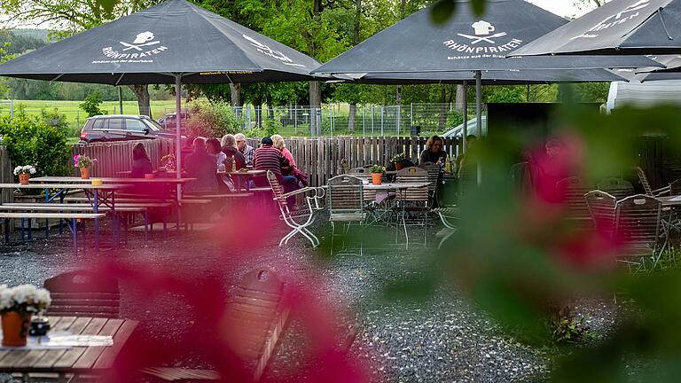 Im Rhönpiraten-Biergarten an der Scheermühle in Ostheim sitzen Gäste idyllisch. Ab und an wird Livemusik angeboten. Im Rhönpiraten-Biergarten an der Scheermühle in Ostheim sitzen Gäste idyllisch. Ab und an wird Livemusik angeboten.
