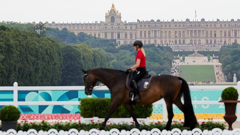 Paris 2024 - Pferdesport       -  Jessica von Bredow-Werndl und das Dressur-Team müssen am Sonntag extrem früh aufstehen.
