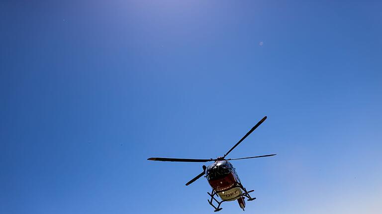 Ein Rettungshubschrauber - Symbolbild       -  Nach einem Schwächeanfall auf einem Turm in der Oberpfalz ist ein Mann mit einem Rettungshubschrauber in ein Krankenhaus geflogen worden. (Symbolbild)