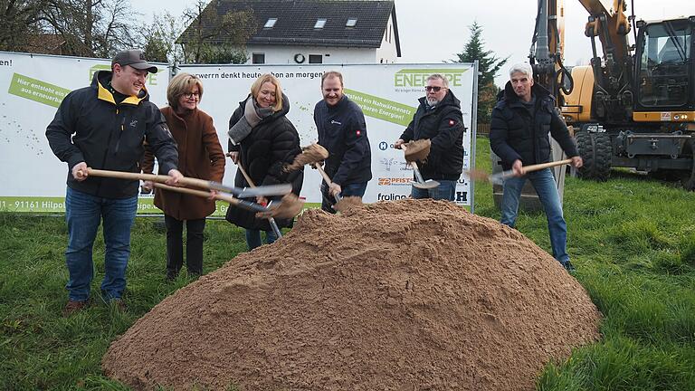 Legen bei der regionalen Energiewende noch eine Schippe drauf (von links): EGO-Vorsitzender Louis Ulrich, Bürgermeisterin Bettina Bärmann, Christine Wessing (Firma Pfister Bau), Manuel Königer (Firma Otto Heil), Christian Tuschinski (Firma Enerpipe) sowie Biogaslieferant Andreas Hümmer.