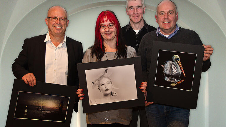 Die Clubmeister 2018 der BSW Fotogruppe Würzburg von links:  Dr. Eric Colditz (zweiter der Clubmeisterschaft), Ingrid Kronthaler (3. der Clubmeisterschaft) und Roland Kennerknecht (Clubmeister). In der hinteren Reihe Michael Okubski, Gruppenleiter der BSW-Fotogruppe Würzburg.