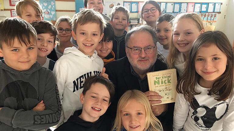 Am Vorlesetag in der Klasse 4a der Schlossberg-Grundschule Nüdlingen durften Der kleine Nick und seine Bande Fußbakk spielen.