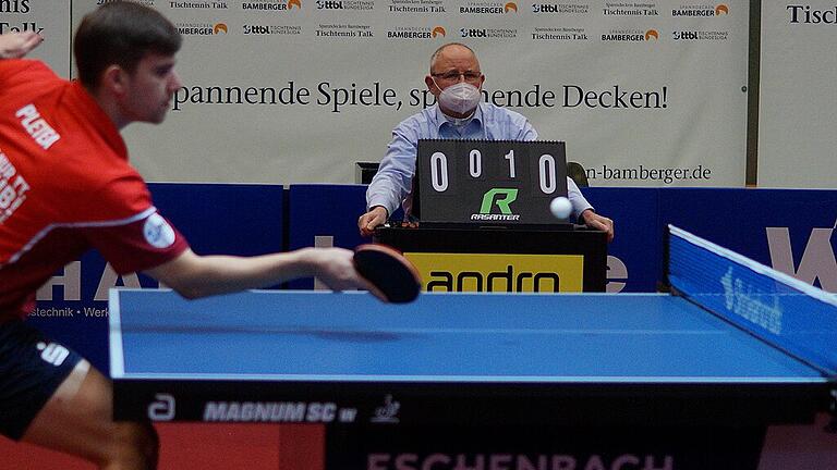 Joachim Car bei seinem Einsatz als Oberschiedsrichter und zudem als Zähler beim jüngsten Heimspiel des TSV Bad Königshofen gegen den TTC Zugbrücke Grenzau.