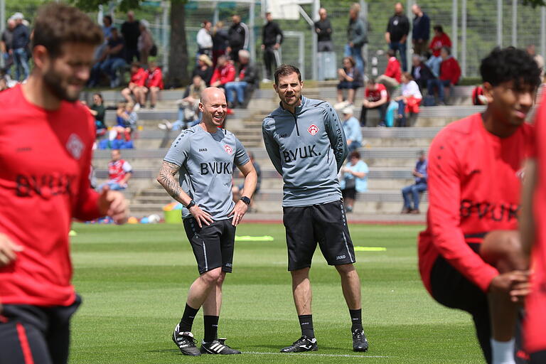 Neues Gespann: Marco Wildersinn spricht mit seinem Co-Trainer Dominik Lang.